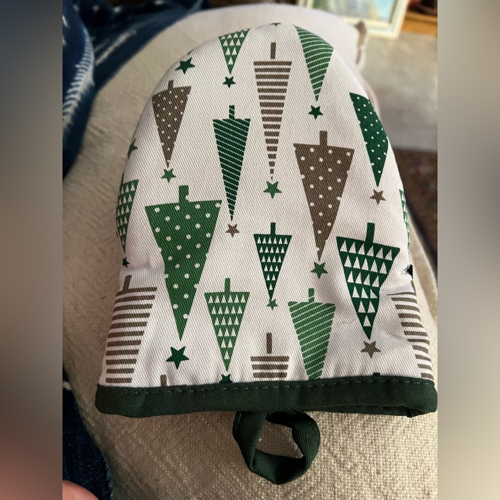 Cuisinart Holiday Mini Oven Mitt White Green Trees